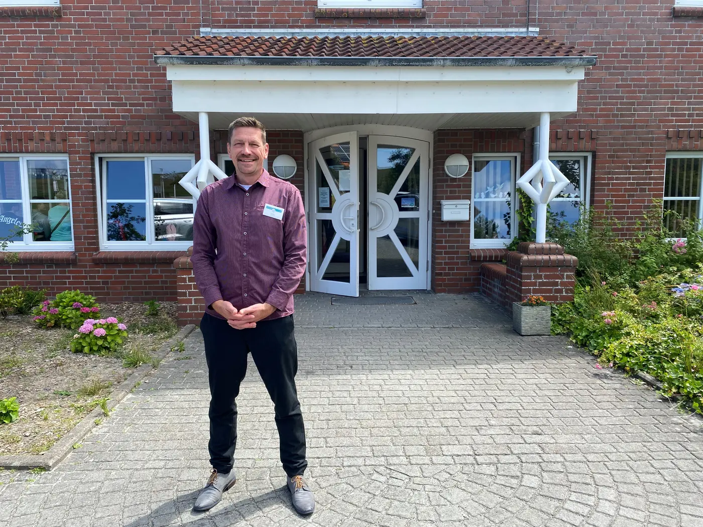 Henning Olesen steht vor der Mutter-Kind-Klinik "Haus am Deich" in Norddeich.