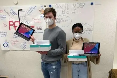 Azubis mit iPads