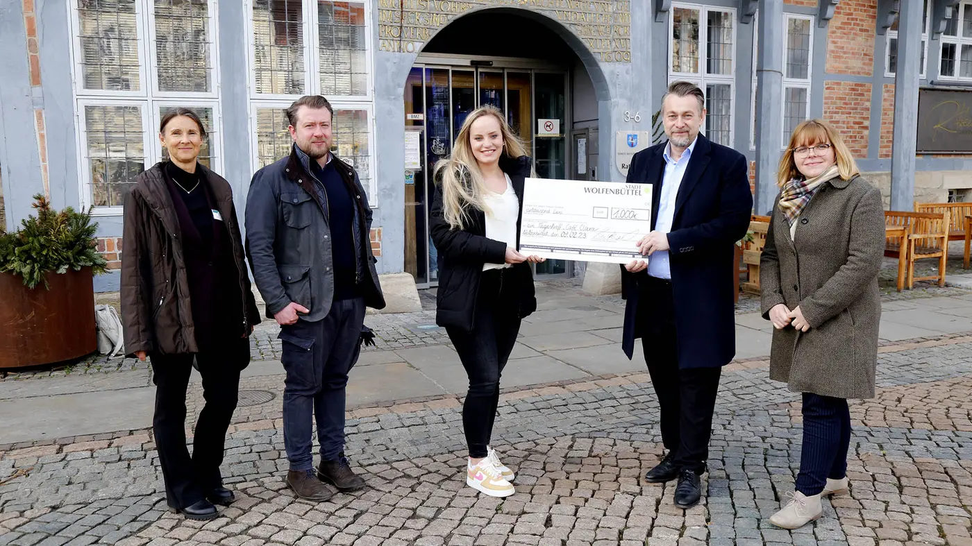 von links: Simone Wieczorek (Geschäftsführerin Lukas-Werk Gesundheitsdienste GmbH), Lukasz Pobieda (stellvertretende Leitung Café Clara), Neele Kleinert (Straßensozialarbeiterin Café Clara), Bürgermeister Ivica Lukanic und Jessica Konik (Leiterin Lukas-Werk Fachambulanz Wolfenbüttel).
