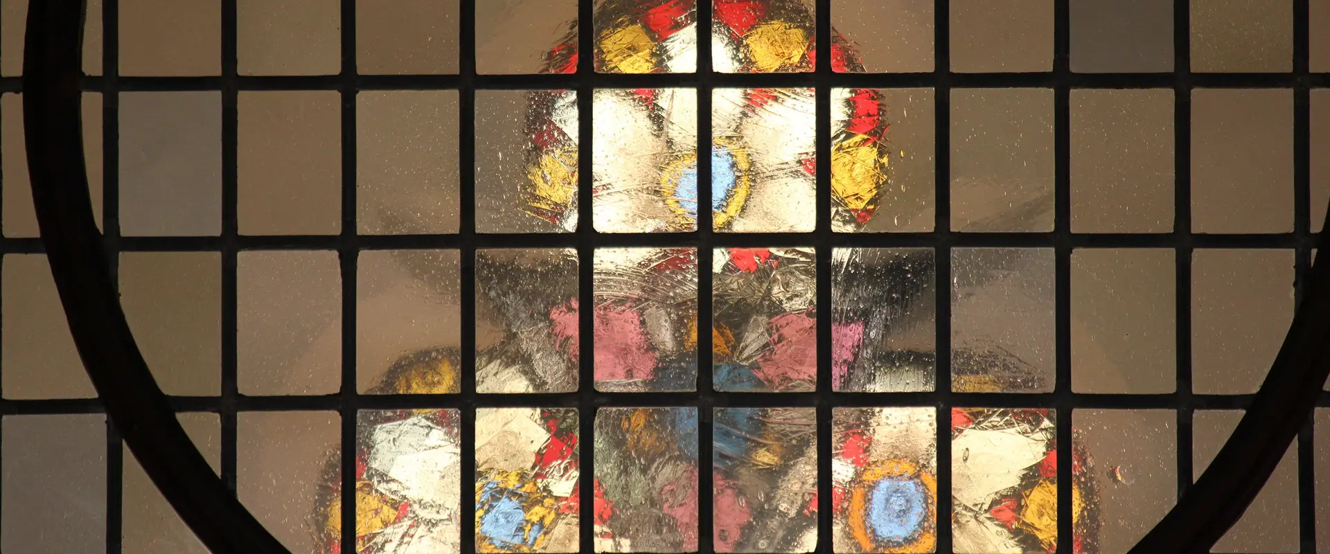 Ansicht von einem Kirchenfenster im Zentrum Würde