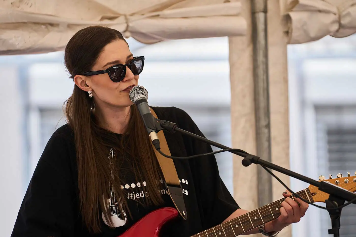 Frau mit Gitarre auf der Bühne
