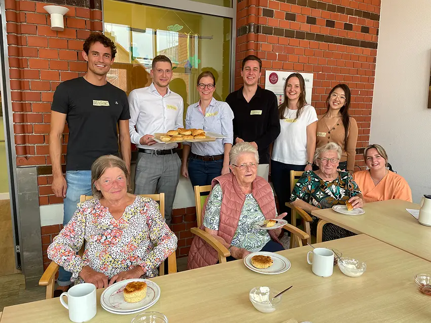 Mitarbeitende von Volkswagen Financial Services backen Scones mit Senior:innen im Bethanien.