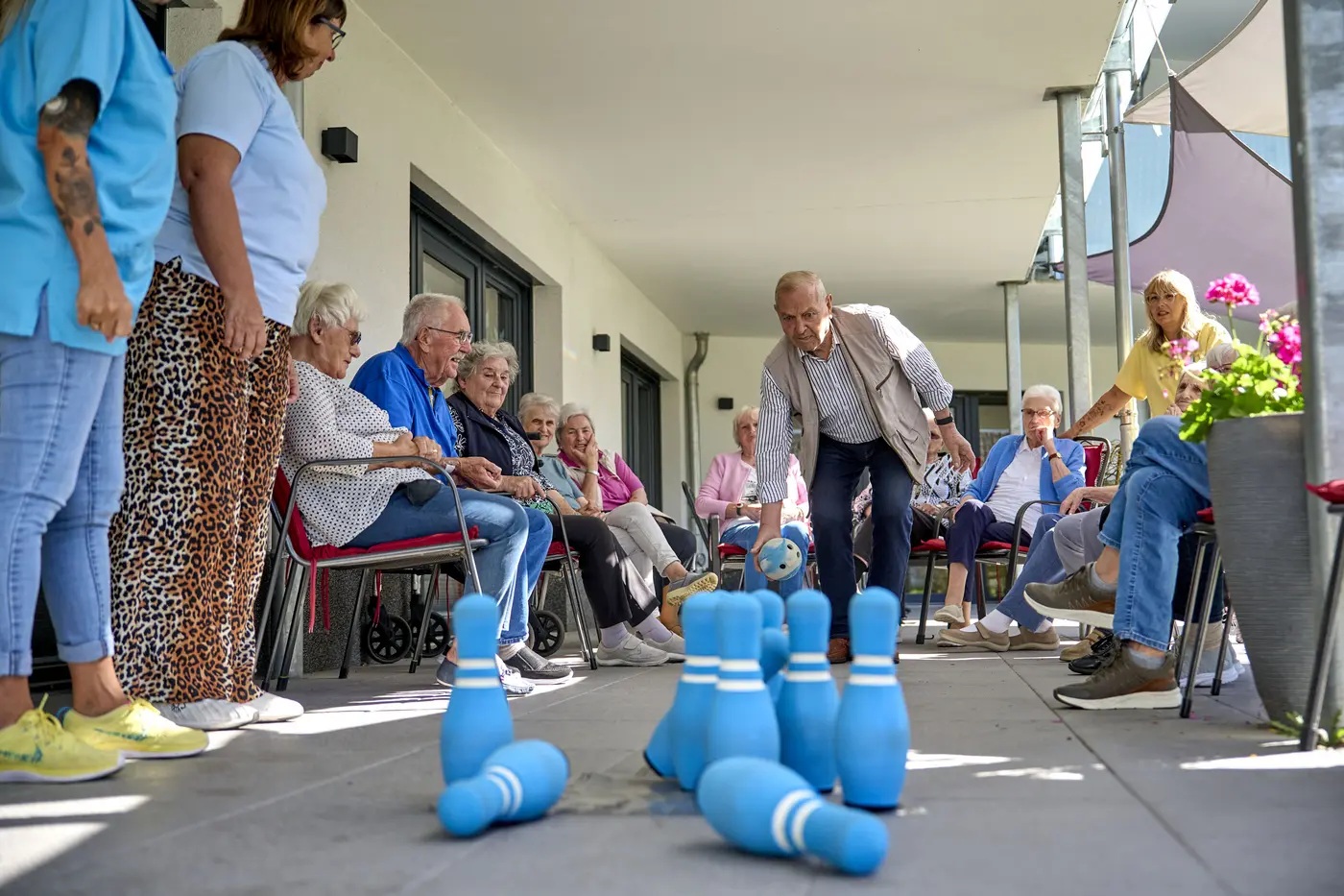 Das Bild zeigt Gäste einer Tagespflege beim Kegeln.