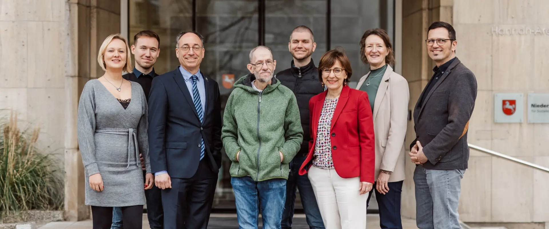 Gruppenfoto esn-Mitarbeitende gemeinsam mit der niedersächsischen Staatssekretärin Dr. Christine Arbogast 