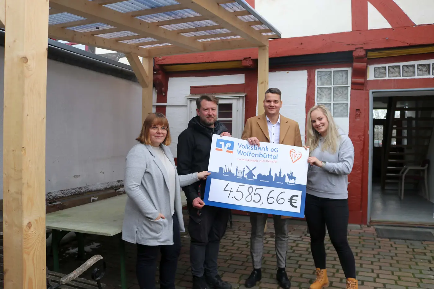 Von links nach rechts: Jessica Konik (Leiterin Fachambulanz Wolfenbüttel), Lukasz Pobieda (Diplom Sozialpädagoge/Sozialarbeiter Café Clara) Pascal Schmid (Regionalmarktleiter der Volksbank eG Wolfenbüttel) Neele Kleinert (Sozialpädagoging/Sozialarbeiterin im Anerkennungsjahr Café Clara)