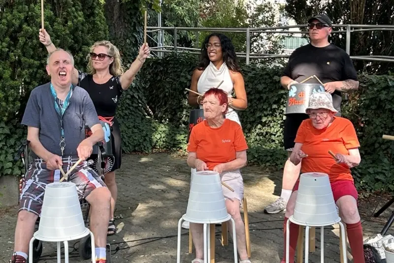 Emily Rose und Siggi trommeln mit den DIBIDUMBAS, der Trommelgruppe aus Neuerkerode.