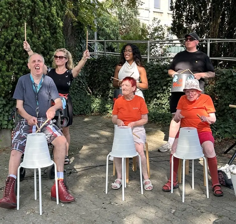 Emily Rose und Siggi trommeln gemeinsam mit den DBIDUMBAS, der Trommelgruppe aus Neuerkerode..