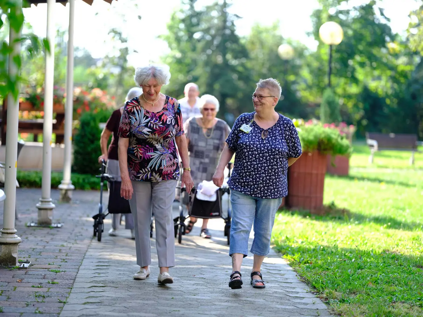Gruppe von Senioren gehen im Park von Bethanien spazieren