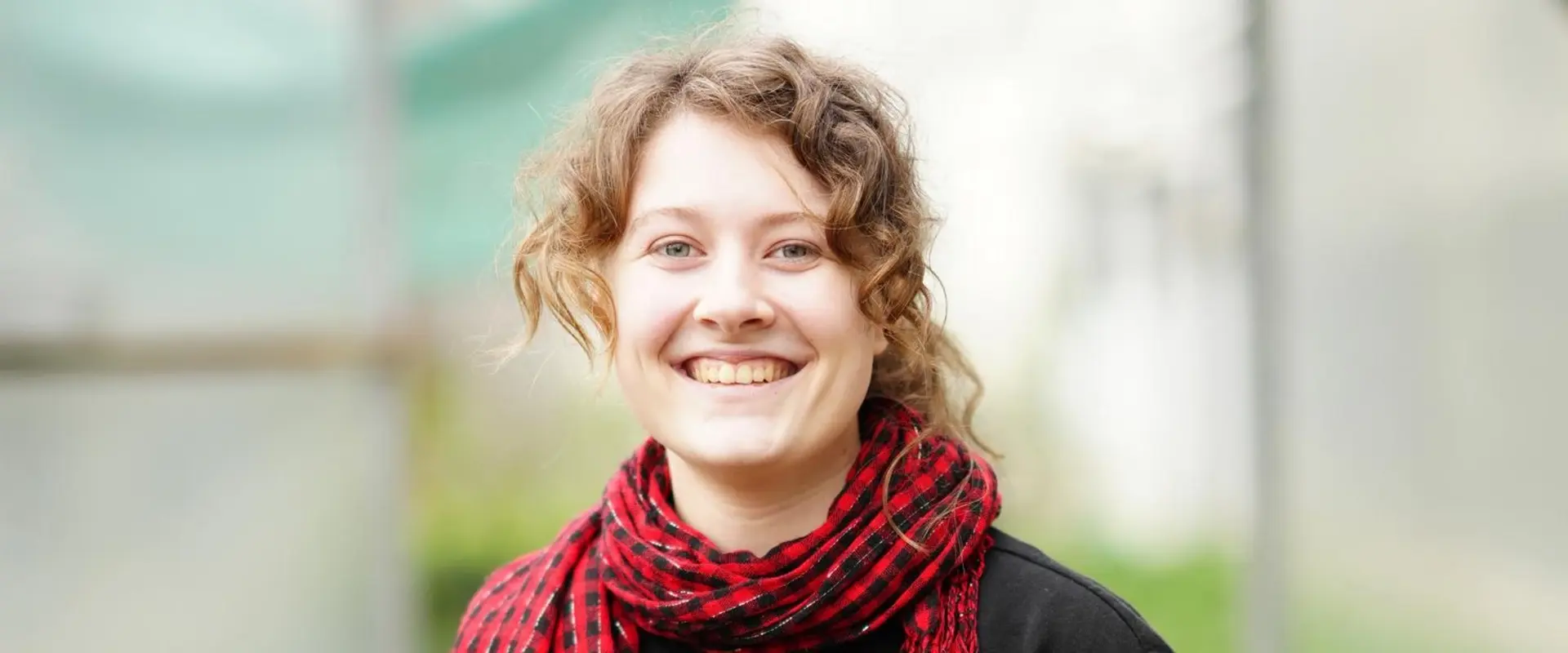 maAmlia Rifert steht im Gewächshaus in Neuerkerode.