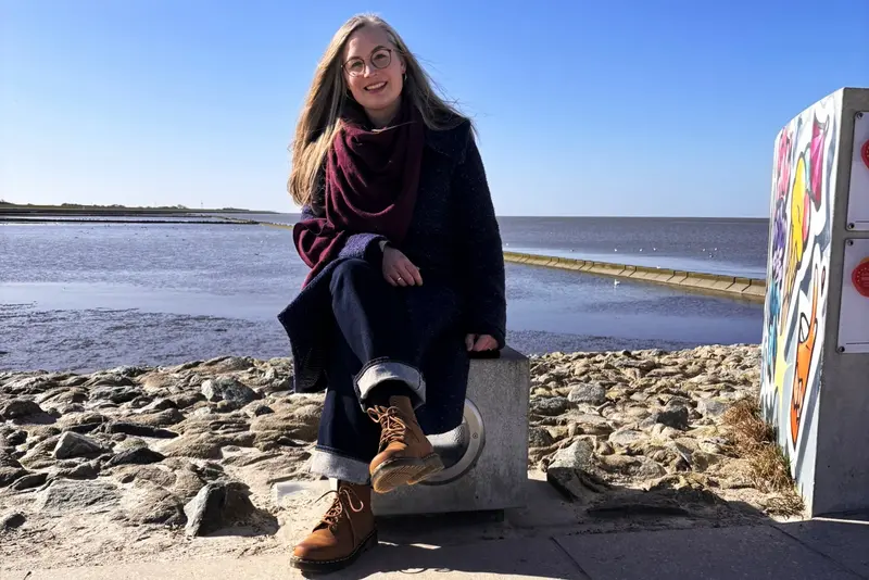 Janneke Lübsen-Gentsch sitzt am Meer.