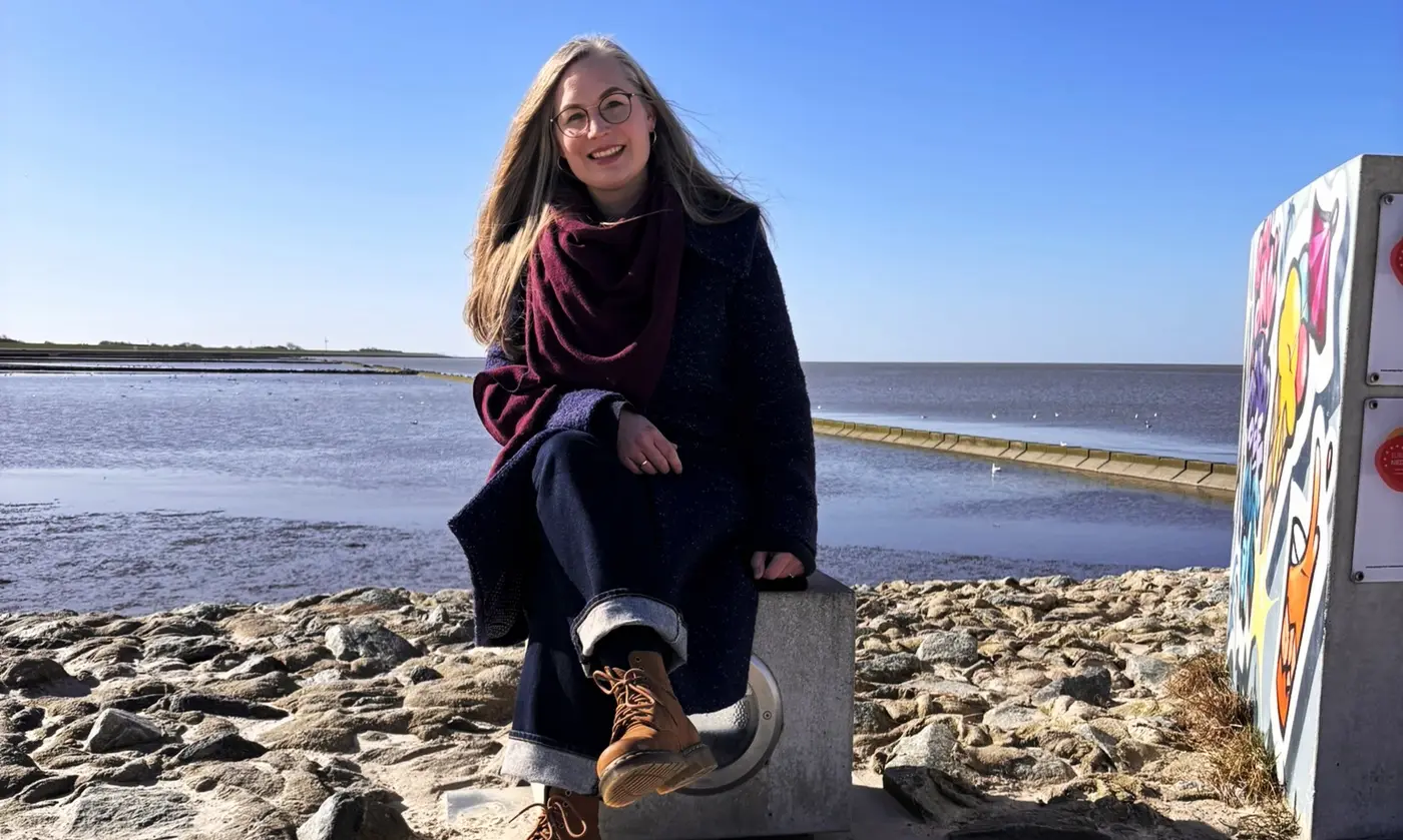 Janneke Lübsen-Gentsch sitzt am Meer.