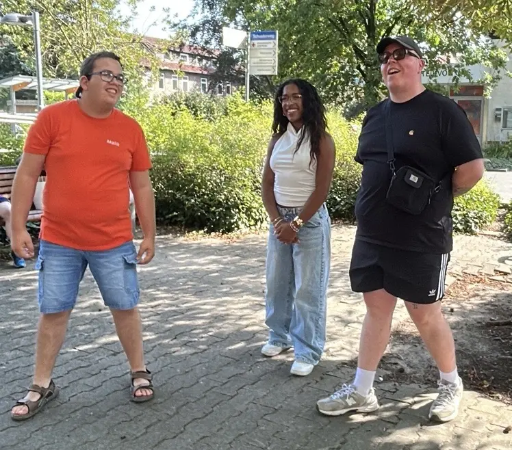 Emily Rose und Siggi mit einem Teilenhmer der Neuerkeröder Trommelgruppe DIBIDUMBAS.