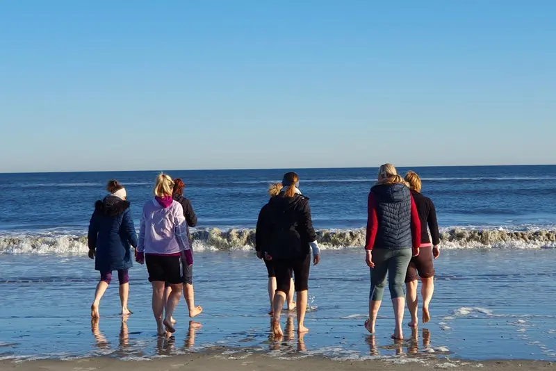Das Bild zeigt Frauen bei der Thalassotherapie am Meer auf Juist.