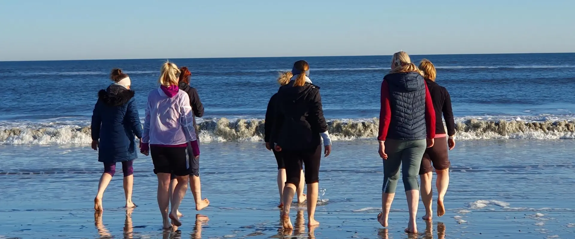 Das Bild zeigt Frauen bei der Thalassotherapie am Meer auf Juist.