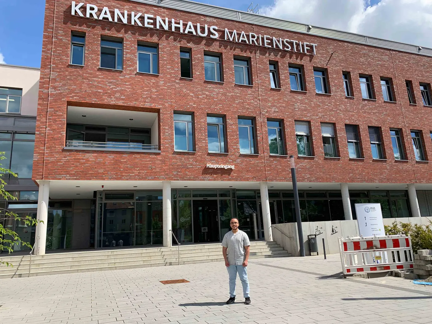 Abdelhamid El Khadiri vor dem neuen Haupteingang des Marienstifts