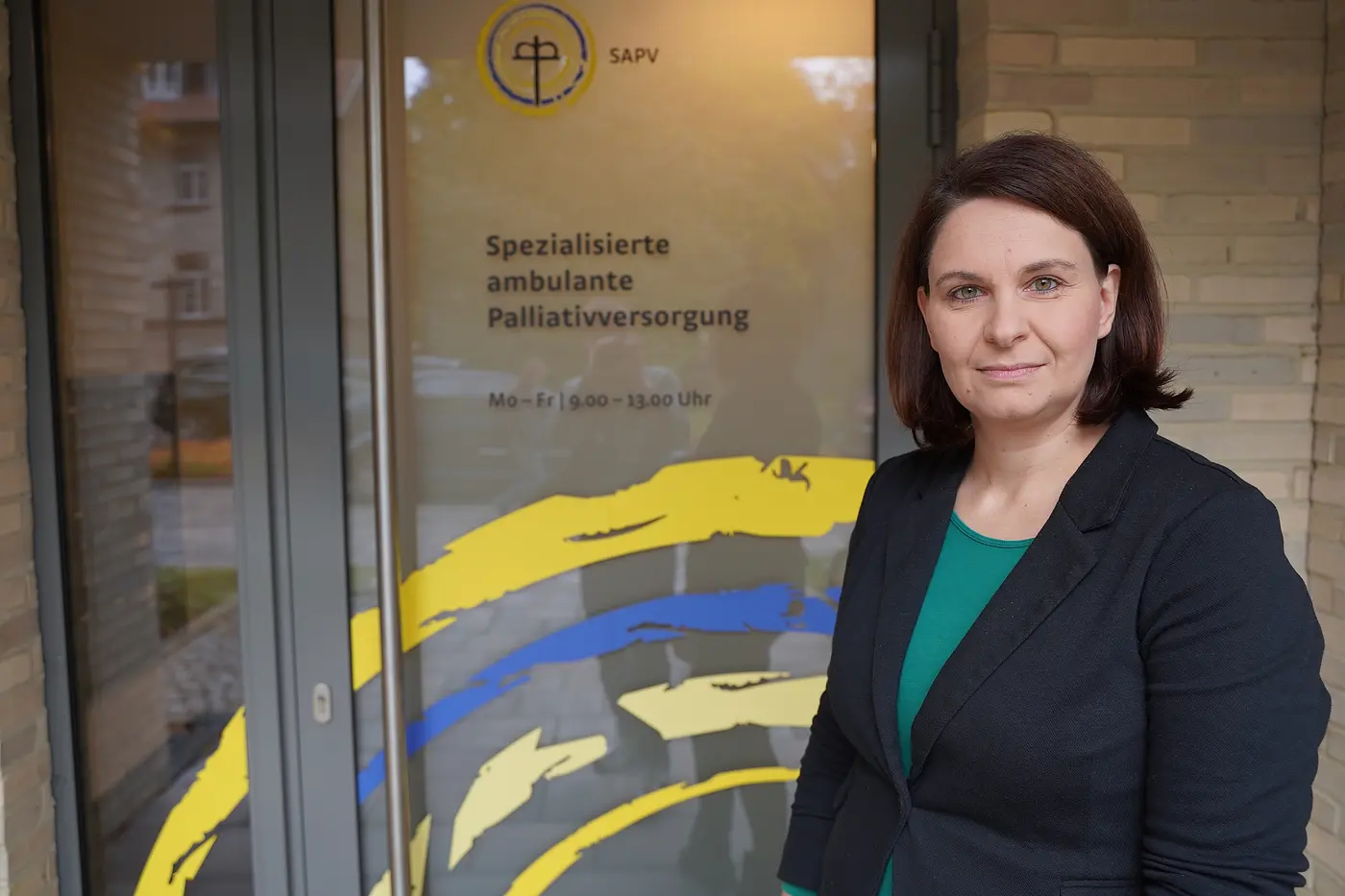 Nancy Neumann steht vor der SAPV in Braunschweig.