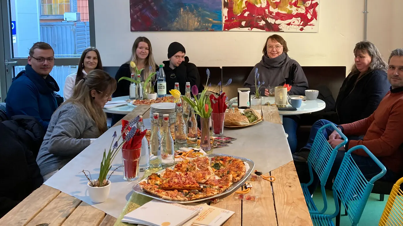 Austausch der Azubi-Gruppe beim Mittagessen in Neuerkerode