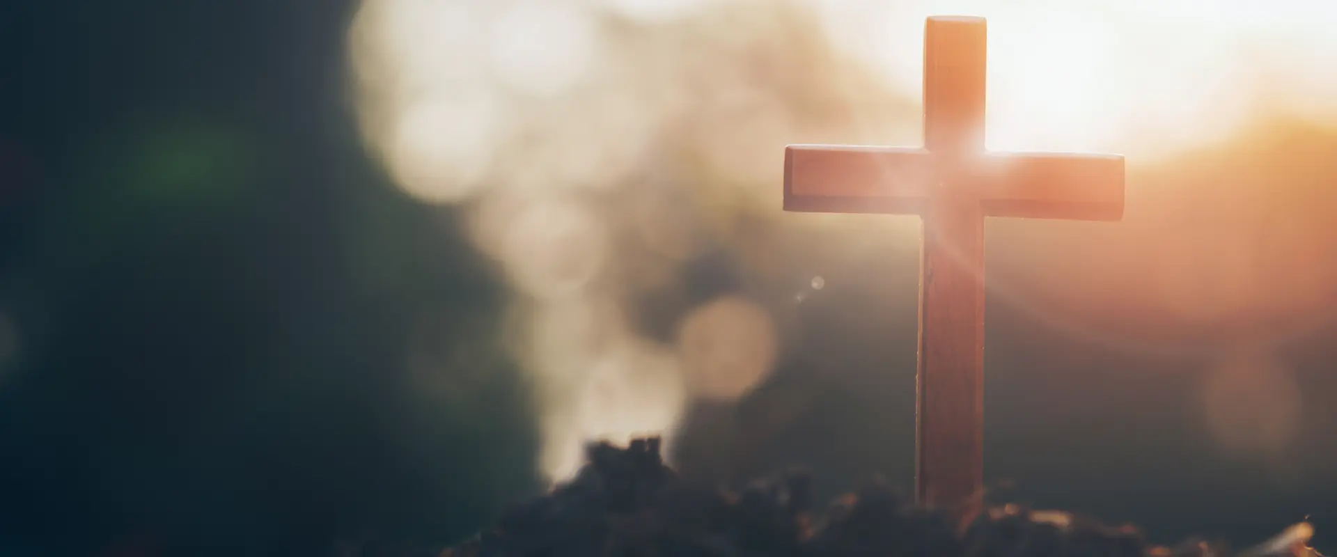 Kreuz auf einem Hügel in sanften Licht