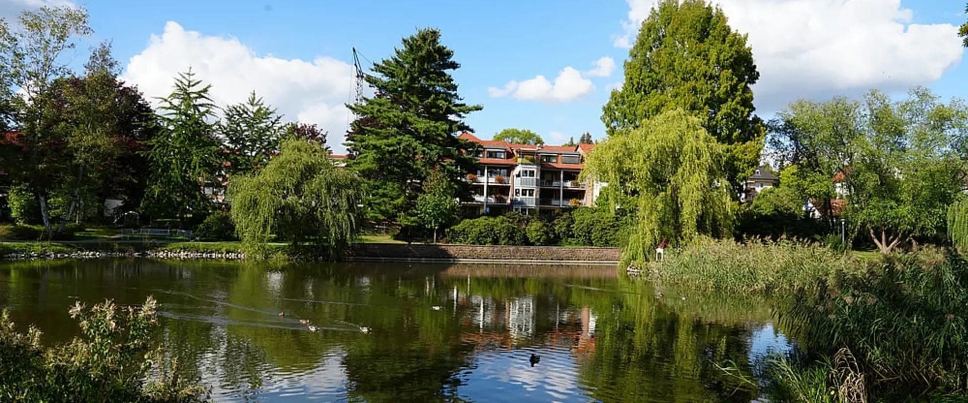Blick über den See zum Seniorenheim St Vitus