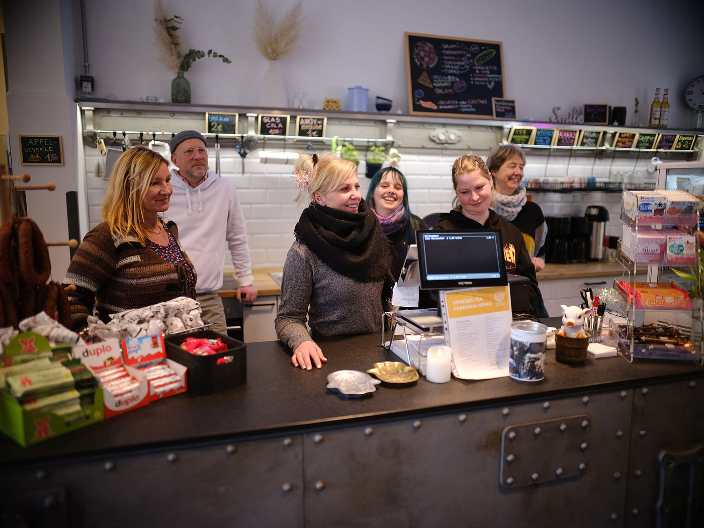 Das Verkaufsteam hinter der Kiosk-Theke