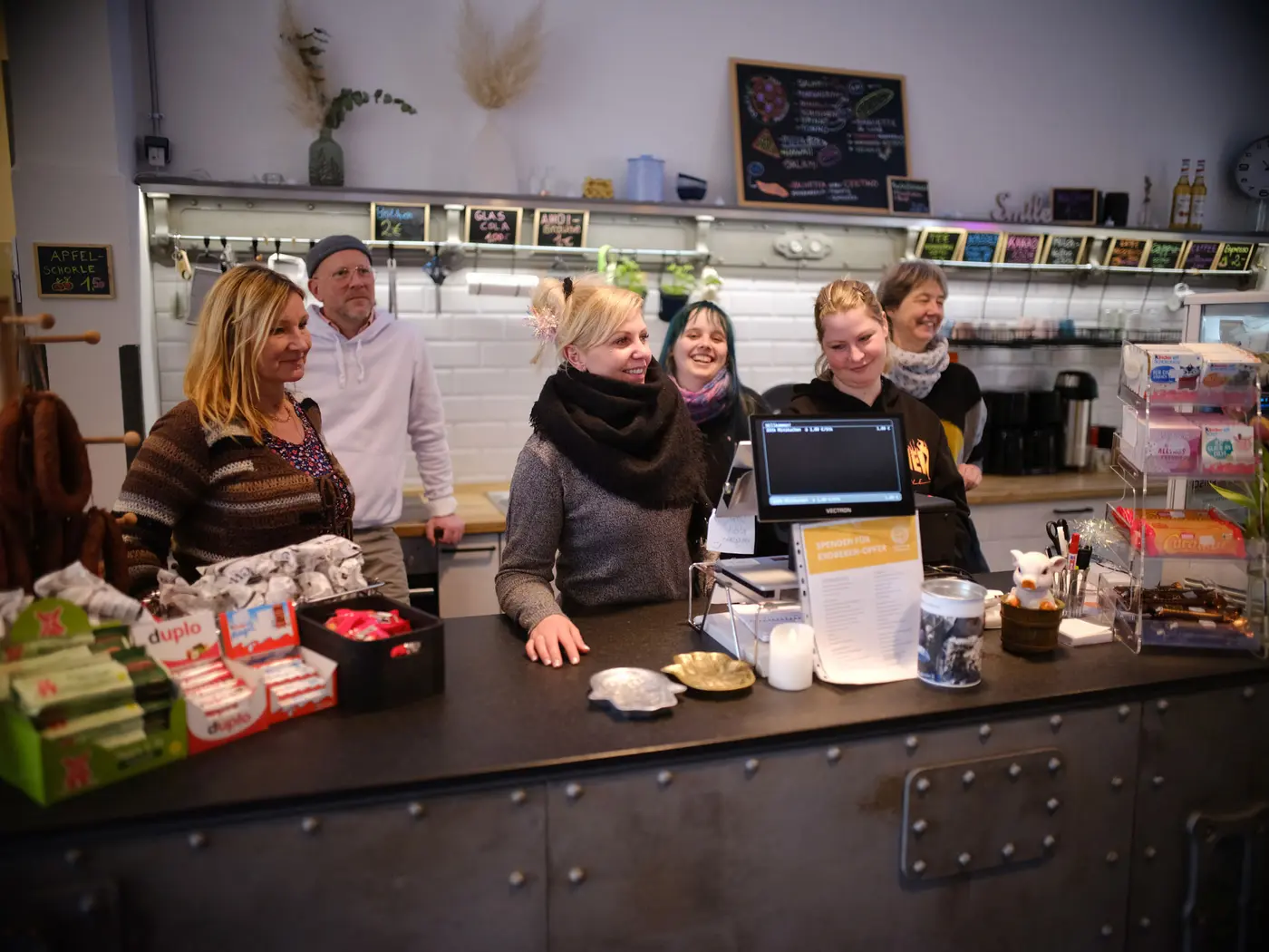 Das Verkaufsteam hinter der Kiosk-Theke