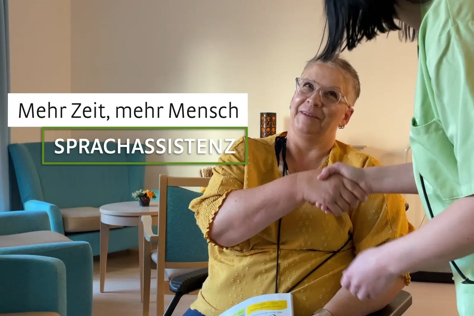 Eine Pflegekraft wendet sich einer Seniorin zu.