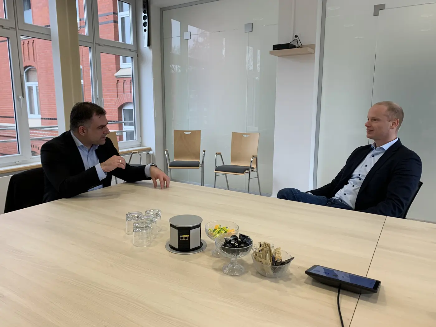 Dr. Christos Pantazis und Dr. Jan Wolff im Gespräch am Tisch