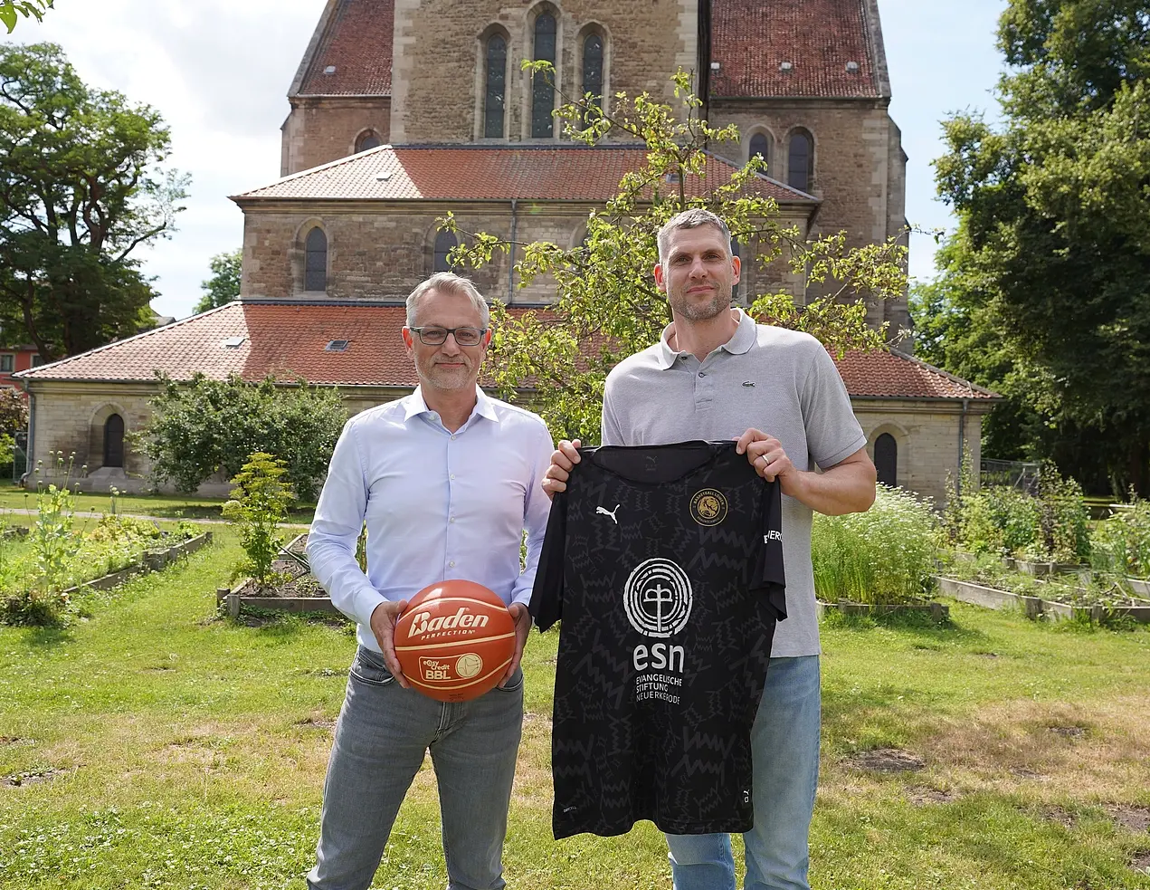 Ingo Beese (Vorstand esn) und Nils Mittmann (Geschäftsführer Basketball Löwen Braunschweig)