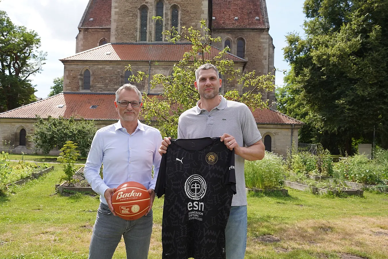 Ingo Beese (Vorstand esn) und Nils Mittmann (Geschäftsführer Basketball Löwen Braunschweig)