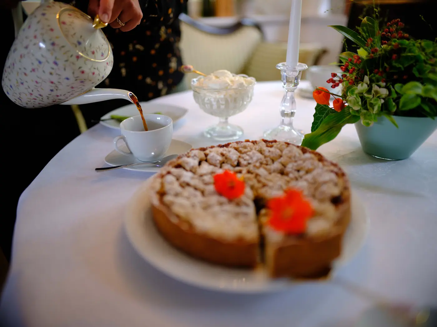Kaffeetafel mit Kuchen und Kaffee