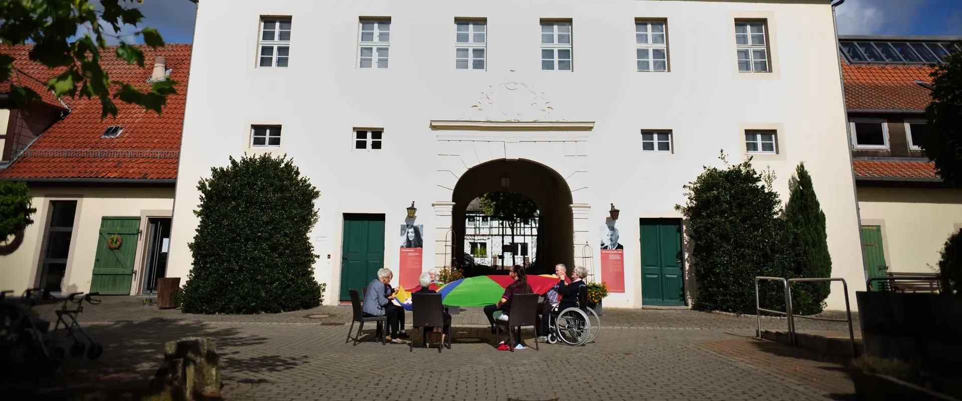 Senioren und Pfleger in Bewegung