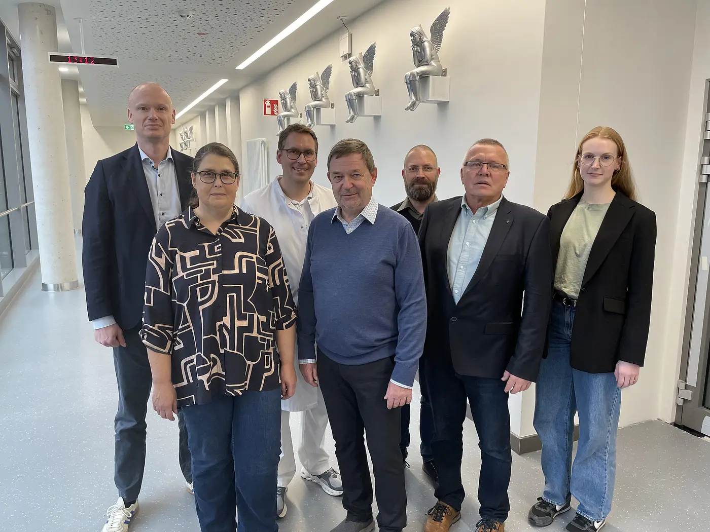 Das Bild zeigt Marienstift-Geschäftsführer Dr. Jan Wolff, Hausärztin Petra Barteldt, Chefarzt und Internist Dr. Stefan Sürig, Hausarzt Dr. Thorsten Kleinschmidt, Projektmanager Falko Salbert von der Stiftung Neuerkerode, Chirurg Dr. Ingolf Moldenhauer und Controllerin Maren Rüders.