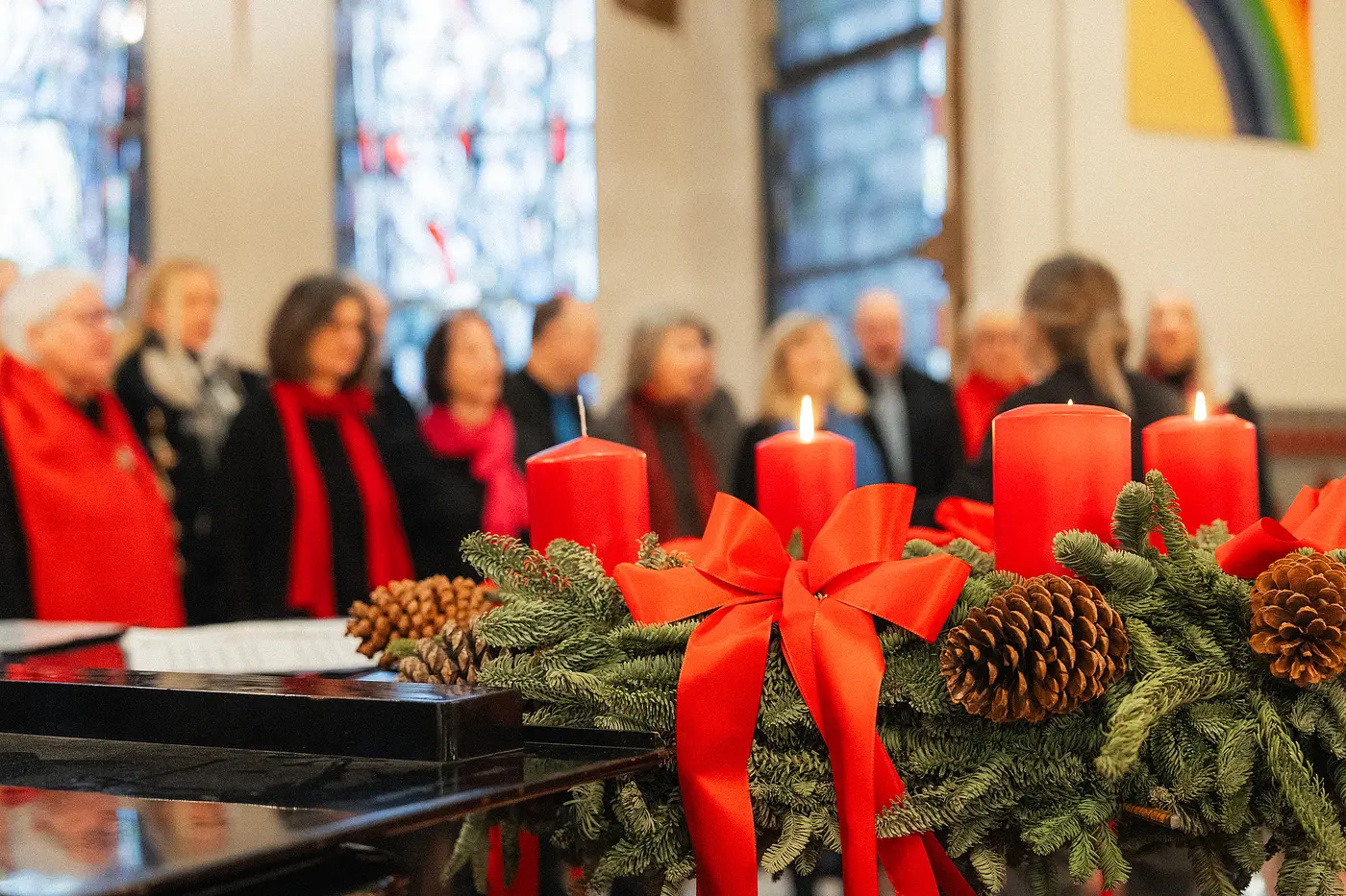 Das Bild zeigt einen Adventskranz in der Kirche in Neuerkerode.