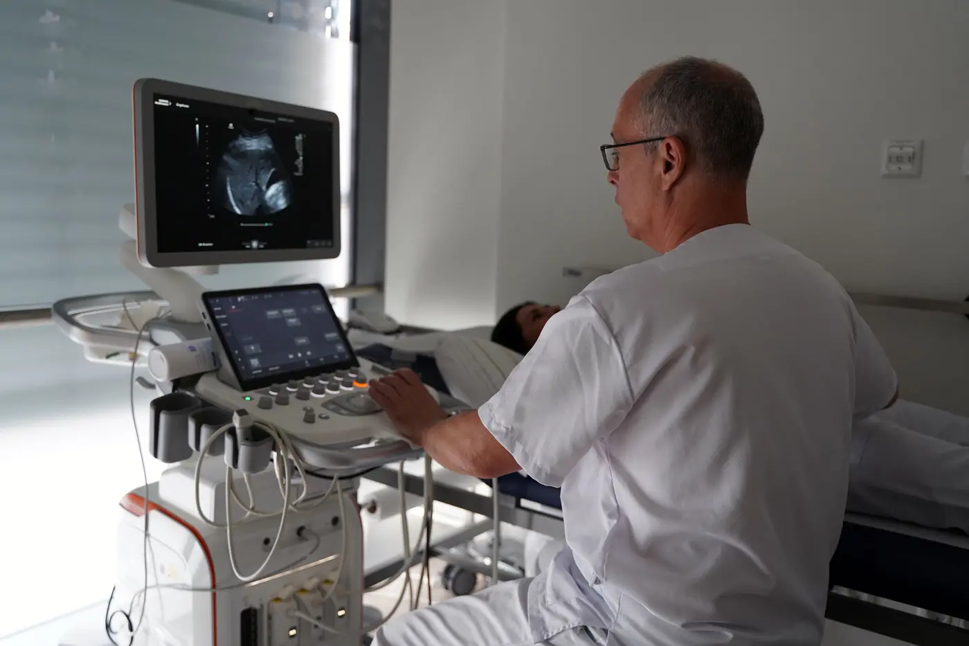 Dr. Farid Alexander Jamai, leitender Oberarzt in der Klinik für Innere Medizin und Gastroenterologie sowie Leiter der neuen Ambulanz, bei einer Ultraschalluntersuchung