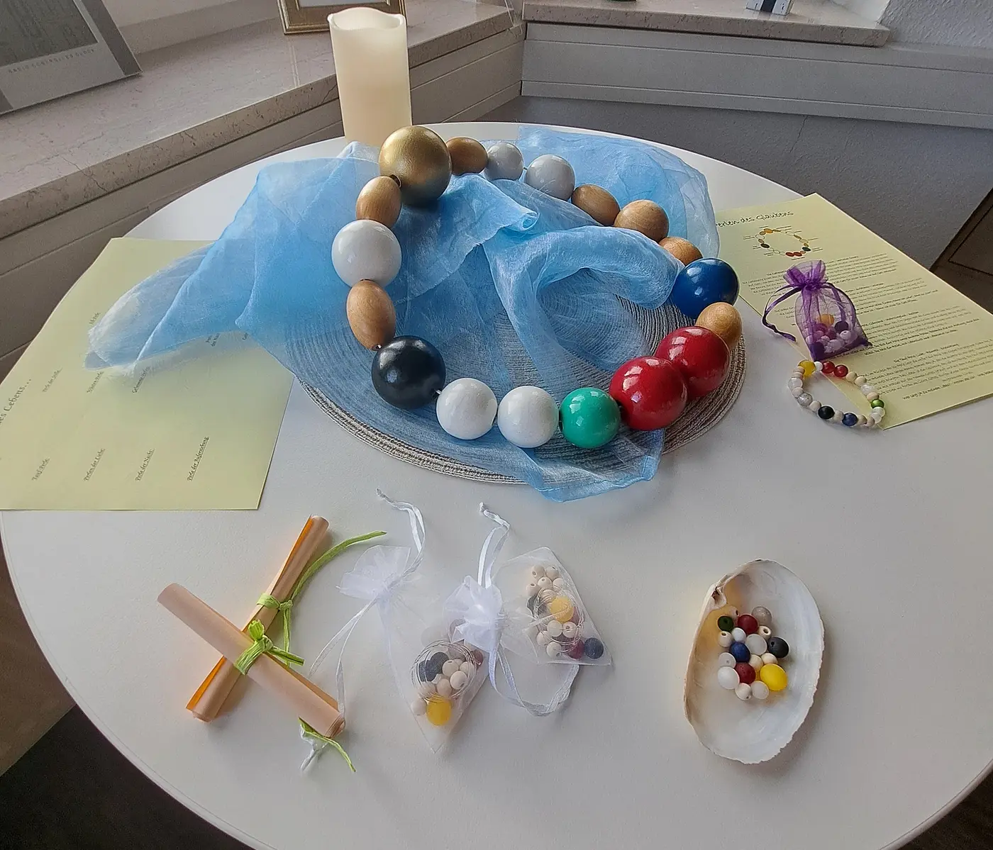 Das Bild zeigt die Perlen des Glaubens auf einem Tisch.