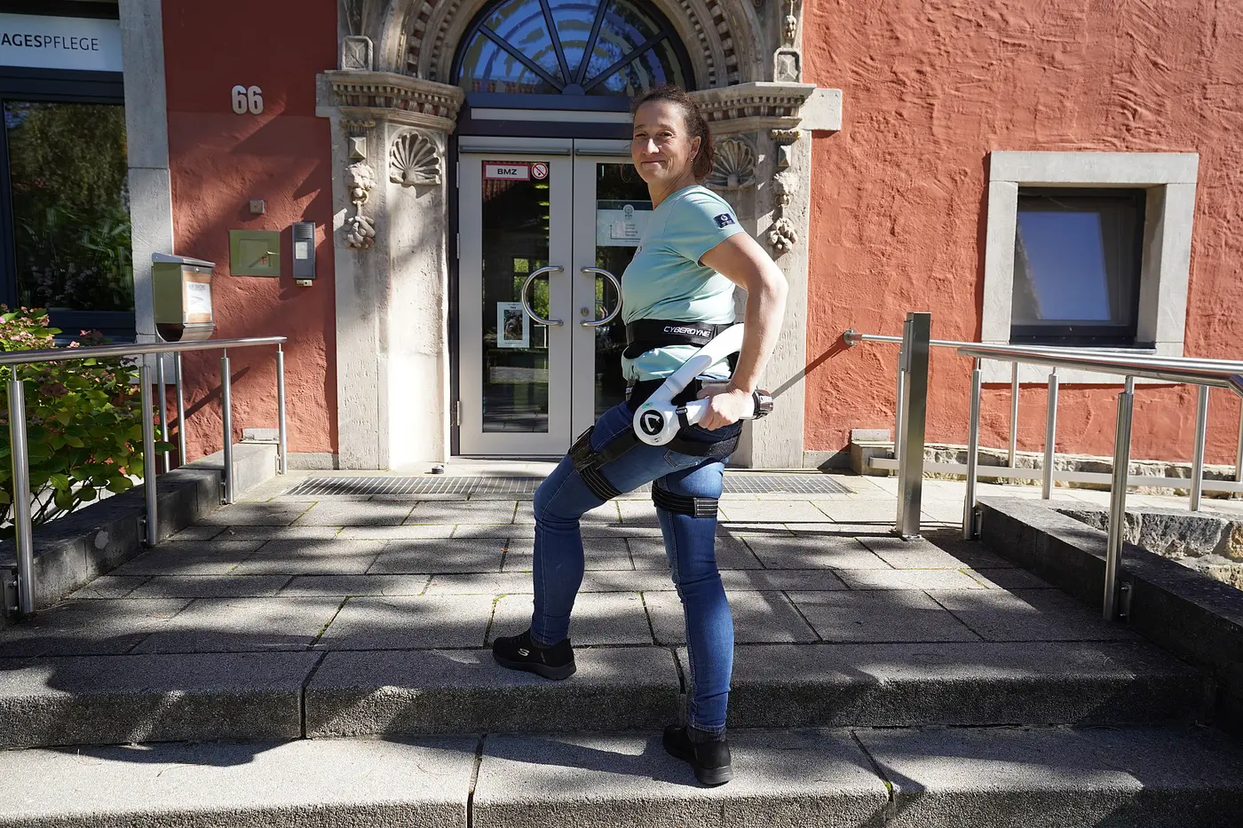Eine Mitarbeiterin der Diakoniestation Braunschweig testet das Exoskelett.