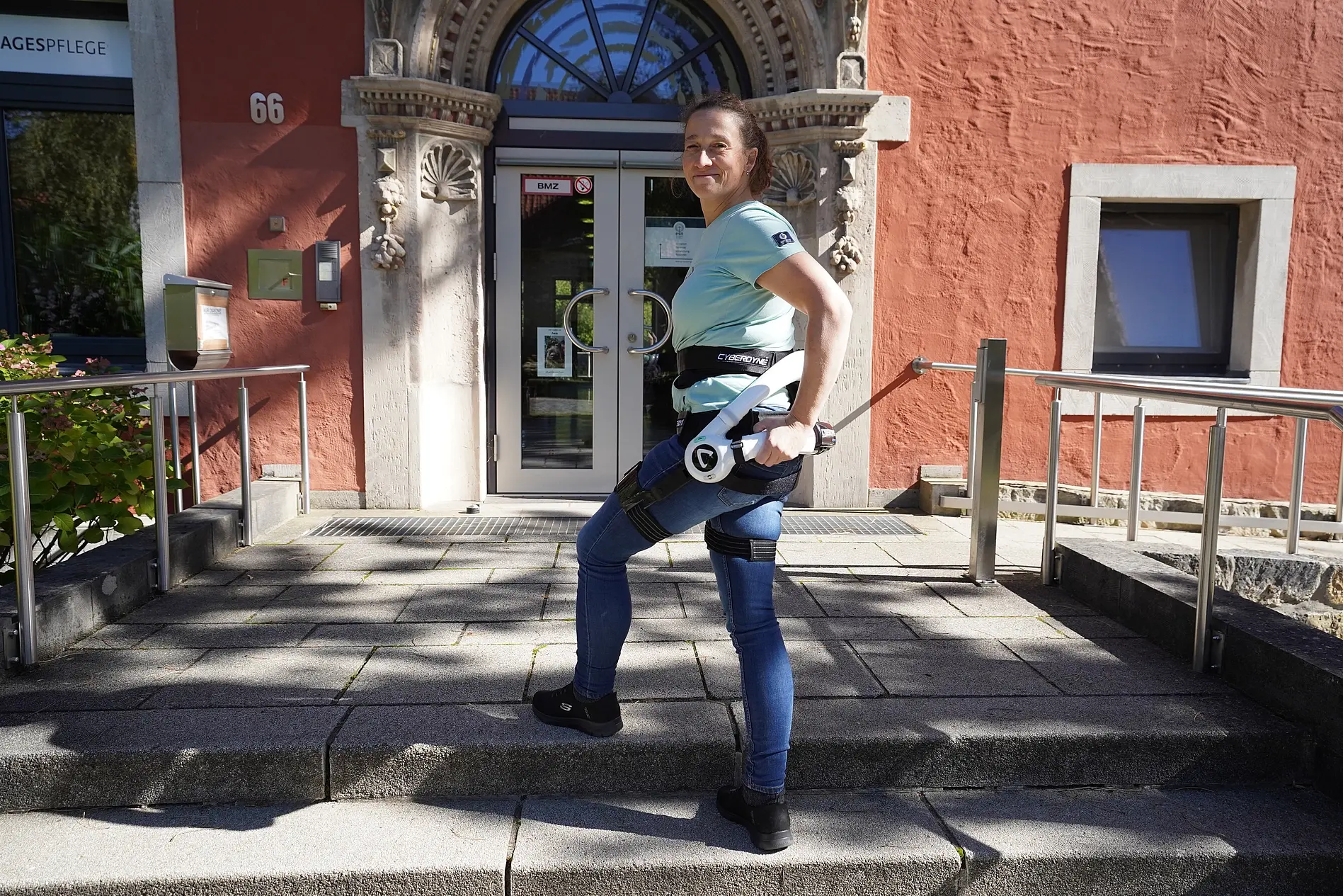 Eine Mitarbeiterin der Diakoniestation Braunschweig testet das Exoskelett.