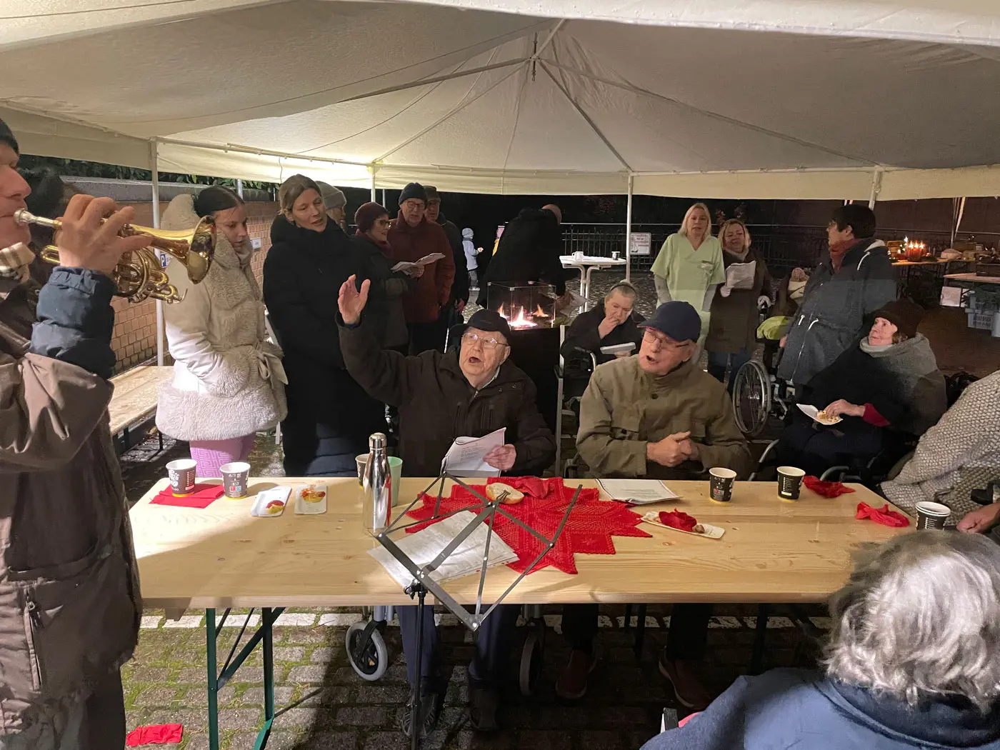 Bewohner und Trompete Weihnachtslieder St. Vinzenz