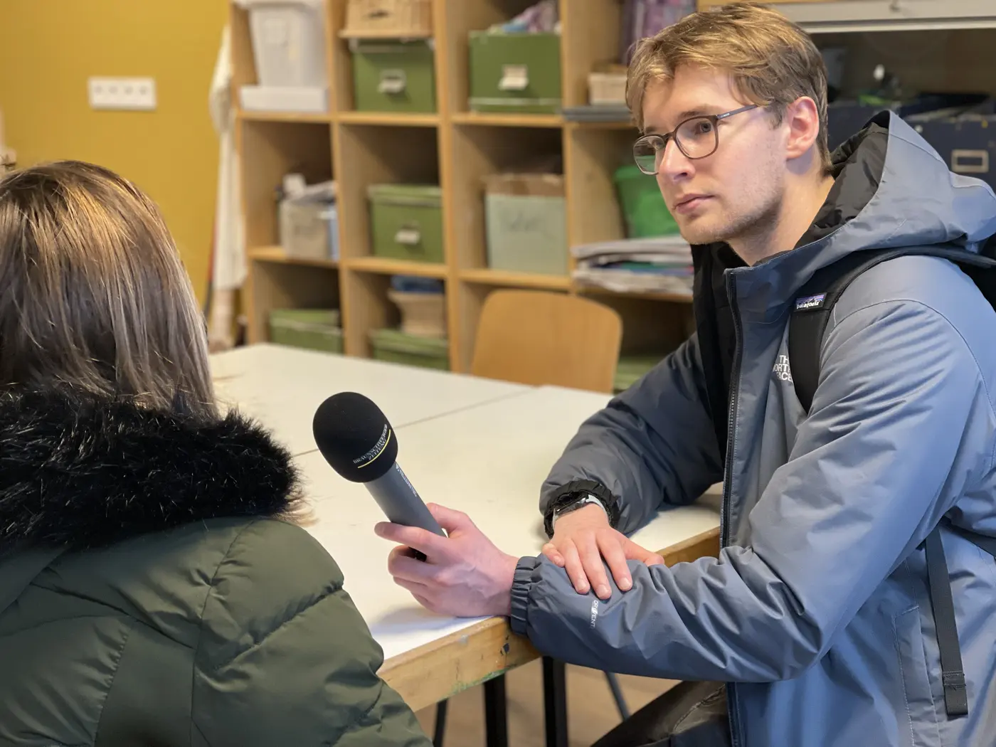 Reporter interviewt Frau
