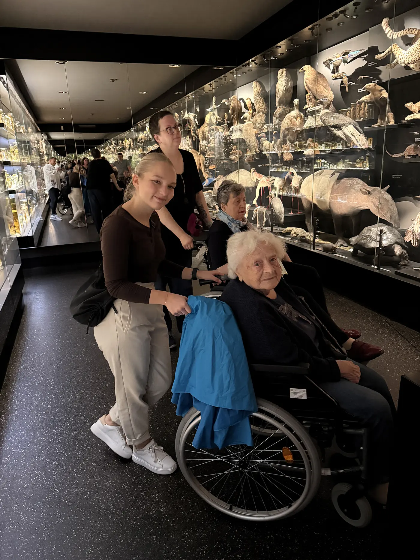 Das Bild zeigt eine Seniorin und eine BLSK-Mitarbeitein imNaturhistorischen Museum in Braunschweig.