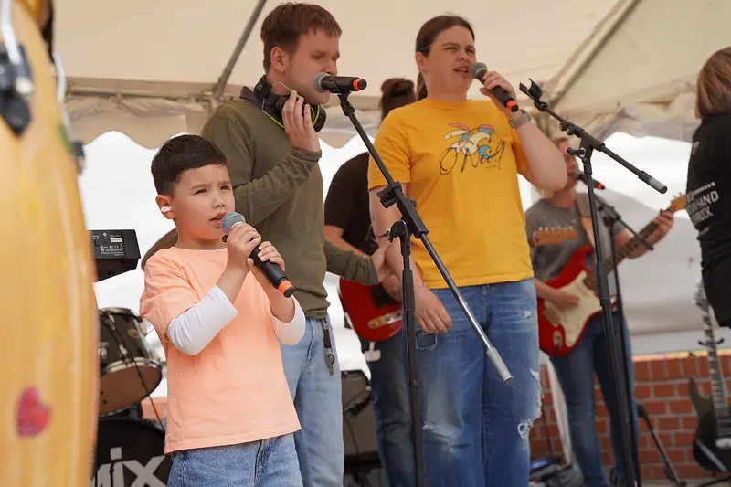 Lim steht beim Sommerfest in Neuerkerode mit der inklusiven Band Hand in Hand auf der Bühne.