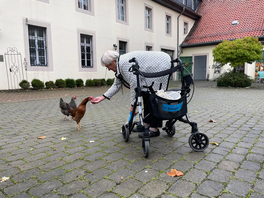 Edeltraut Bußmann liebt ihre Hühner.