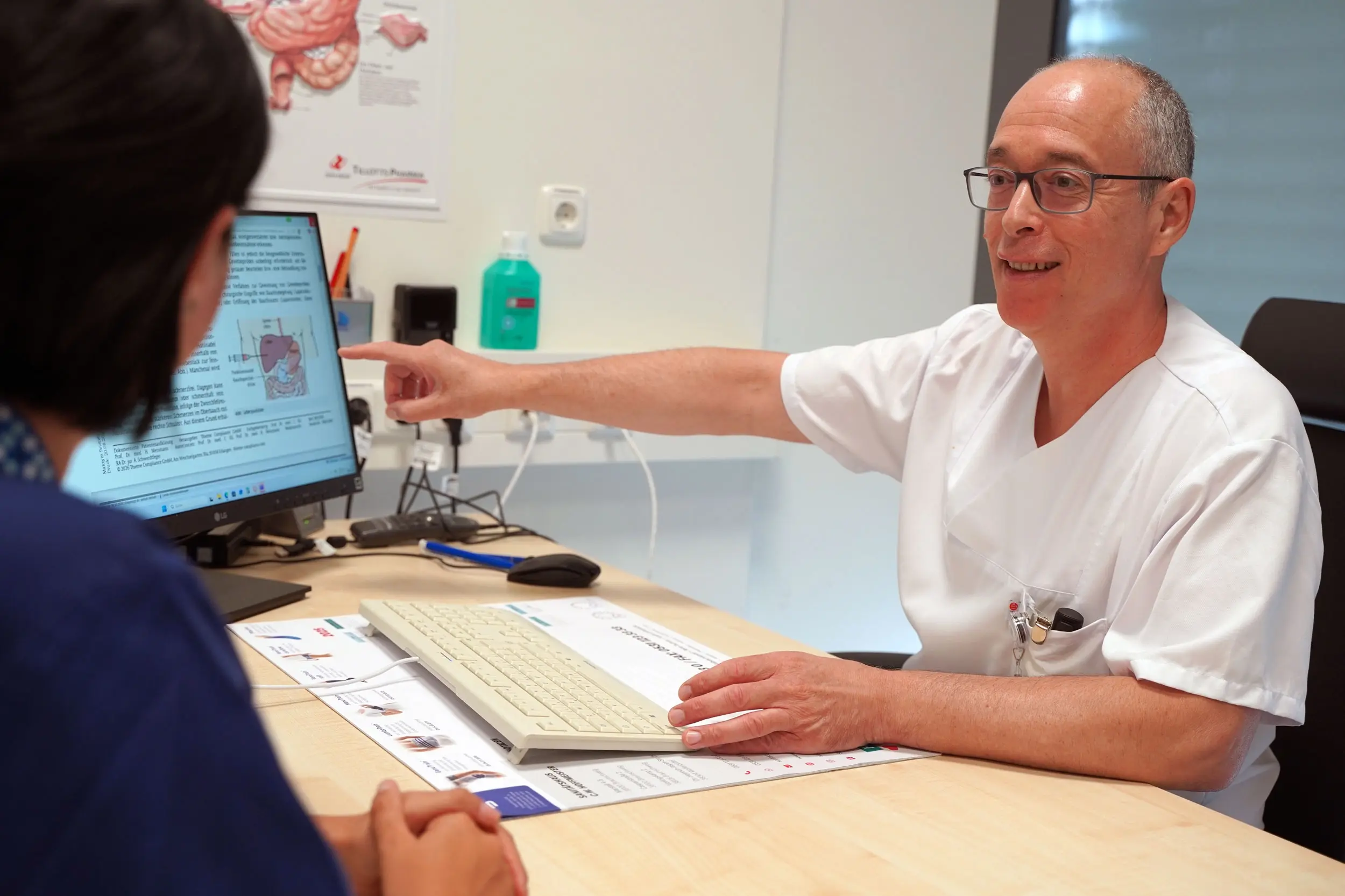Dr. Farid Alexander Jamai, leitender Oberarzt in der Klinik für Innere Medizin und Gastroenterologie sowie Leiter der neuen Ambulanz, im Patientengespräch