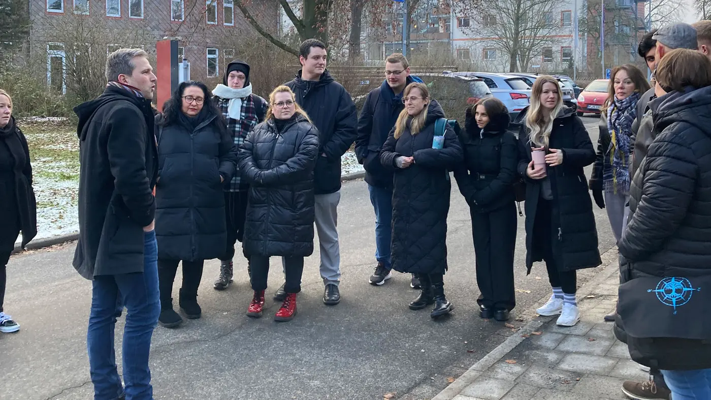 Menschen bei Dörfführung durch Neuerkerode