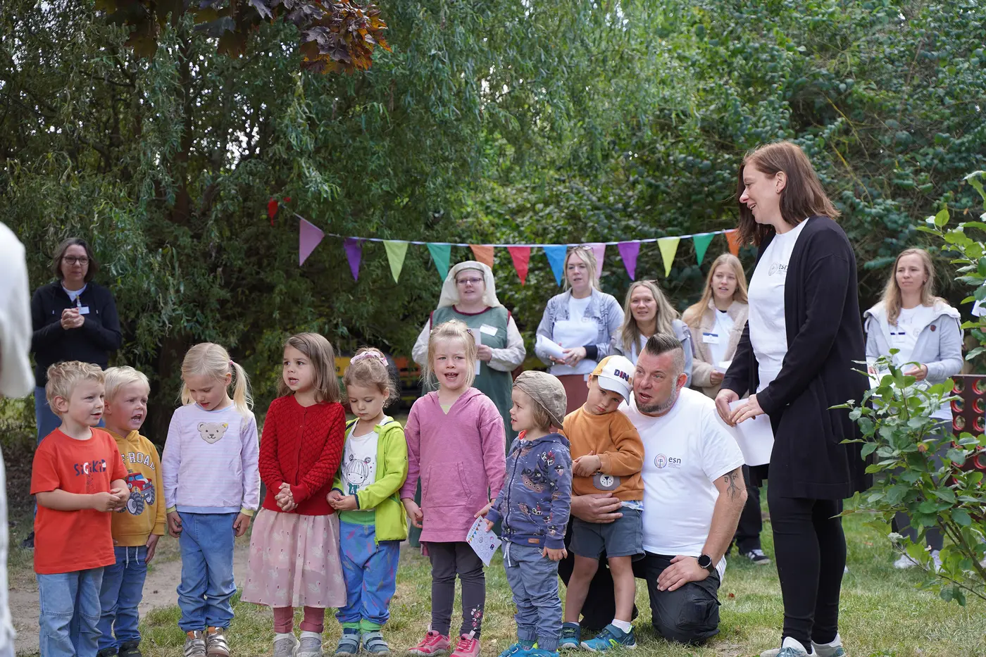 Kita-Kinder singen ein Lied