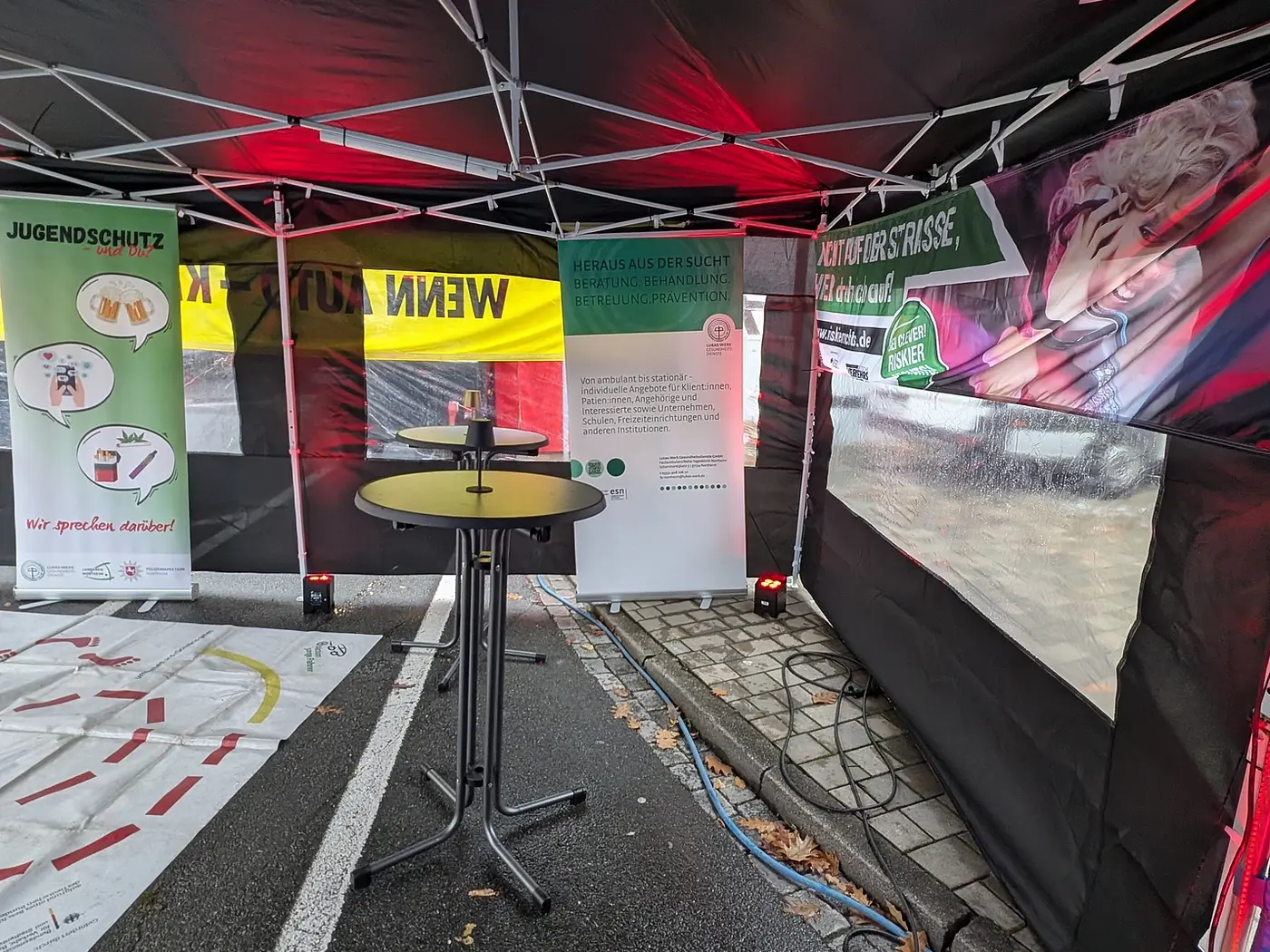 Infostand von Innen mit Aktionen und Plakaten