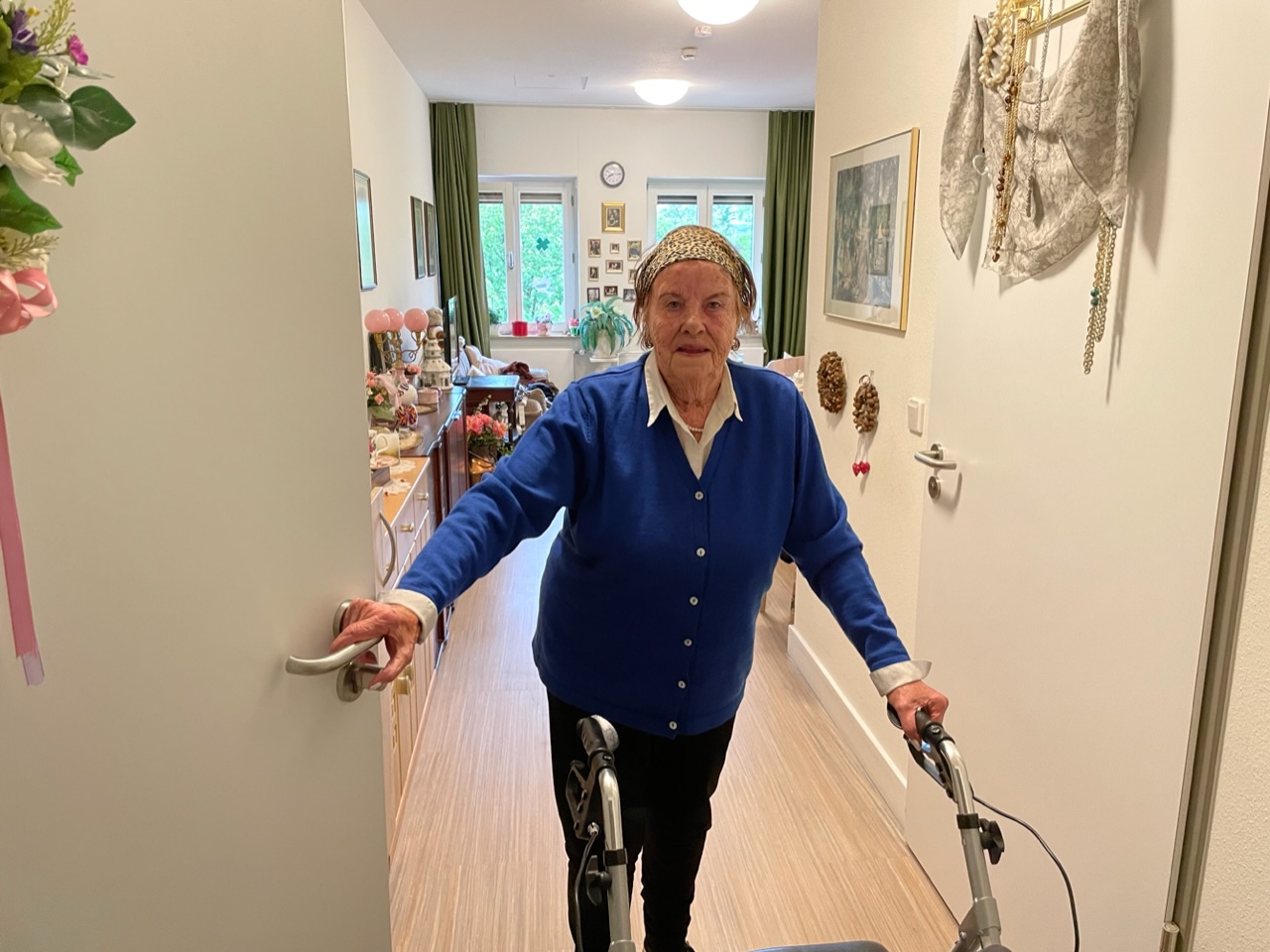 Anneliese Mundhenk öffnet die Tür zu ihrem Zimmer im Senioren- und Pflegezentrum St. Vinzenz in Braunschweig.