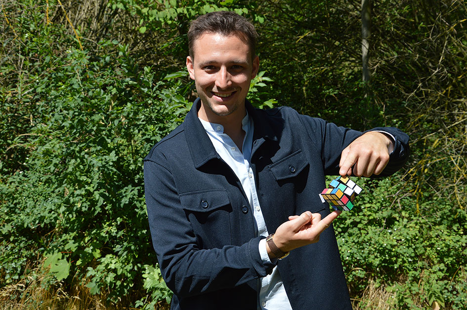 Jakob Richter mit einem Zauberwürfel in Neuerkerode.