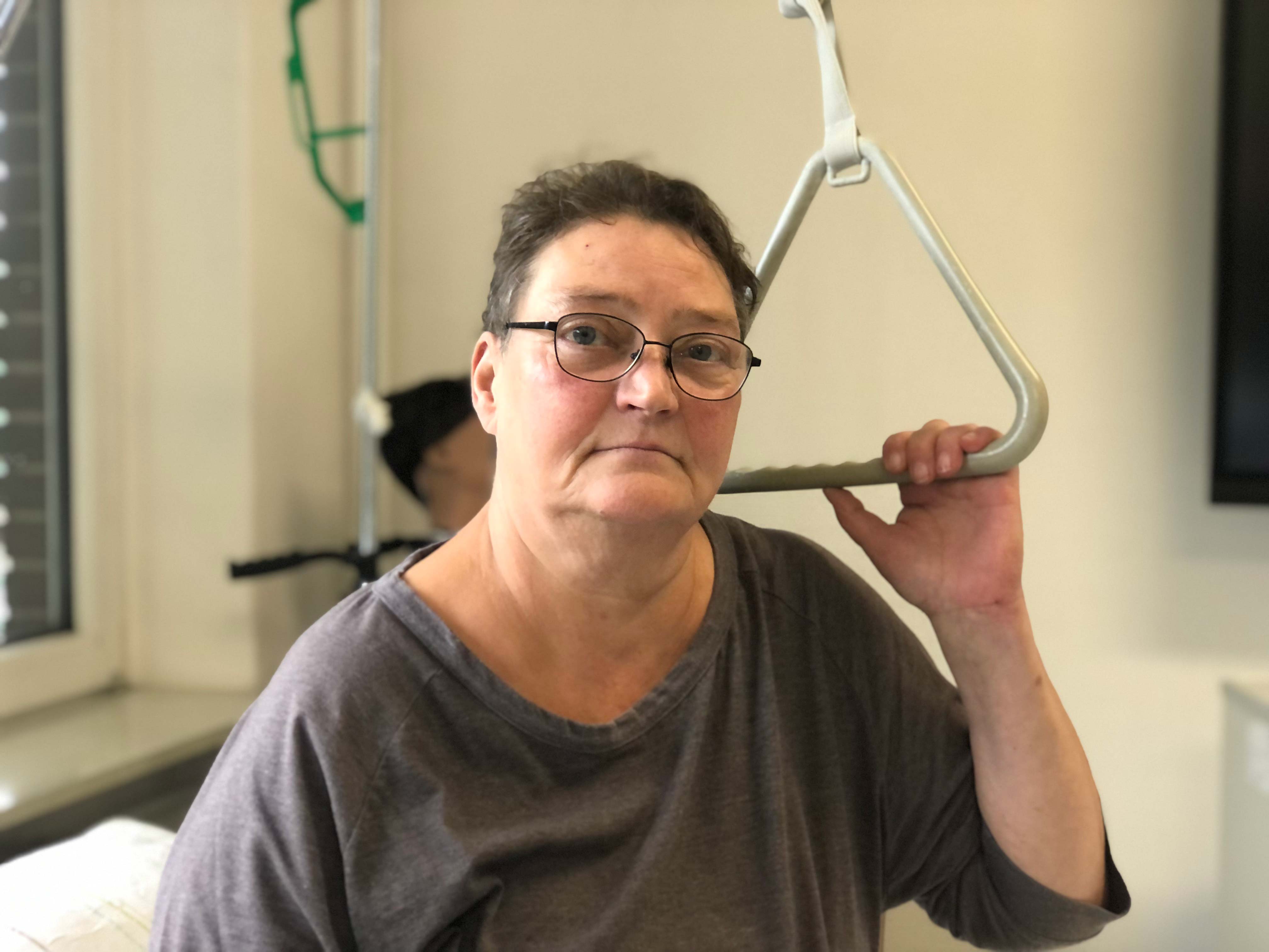 Für die drei Pflegehelfer Manuela, Kathrin und Kevin aus dem Theresienhof Goslar und dem Seniorenzentrum Bethanien stehen seit Anfang September immer montags etwas andere Arbeitstage auf dem Programm. Denn dann sind sie nicht bei Bewohner:innen im Einsatz, die sie in den einzelnen Pflegeeinrichtungen betreuen, sondern sie drücken die Schulbank im Bildungszentrum am Marienstift. Heute geht es dort um das Thema „Blutzucker“. Die drei Pflegehelfer sitzen gemeinsam mit etwa zehn weiteren Kolleg:innen in einem Unterrichtsraum und bekommen Infos dazu, wie der Blutzuckerspiegel bestimmt wird, wann dieser erhöht ist und was in einem solchen Fall zu tun ist.